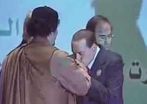 Berlusconi baciamano a Gheddafi